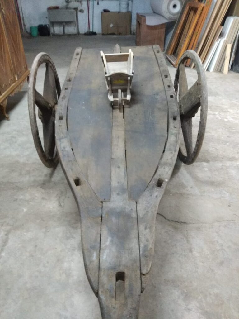 Carreta antigua de madera